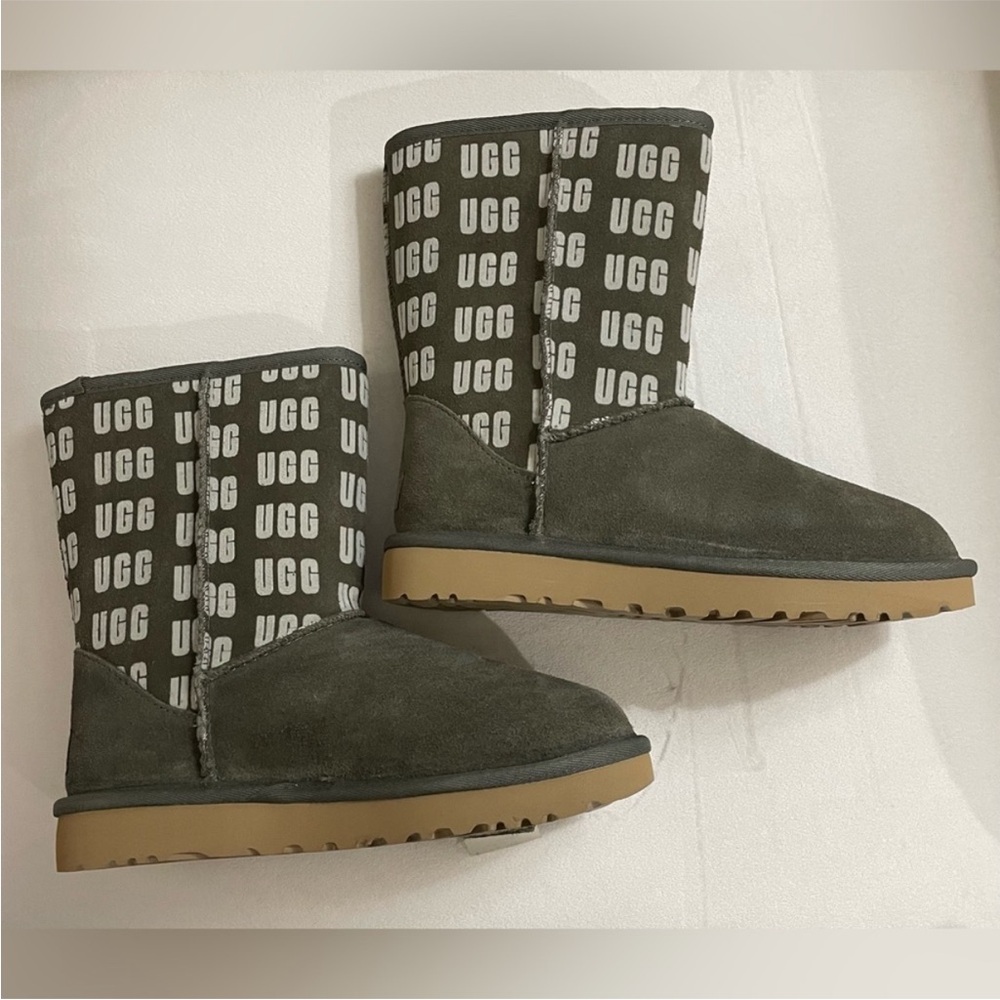 UGG Classic Short II Graphic Boots in Olive and Tan